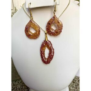 Handmade Resin Jewelry Set – Pink and Gold Glitter Geode Necklace & Earrings
